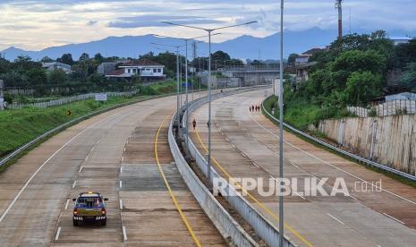 Officer's vehicle passes at Pamulang - Cinere toll road in Pondok Cabe area, South Tangerang, Banten, Sunday (6/3/2022). PT Jasa Marga (Persero) through its subsidiary PT Cinere Serpong Jaya is targeting Uji Laik Funktion (ULF) of the Serpong-Cinere section II toll road Pamulang-Cinere section in the first quarter of 2022 before it is operational and usable by the public.