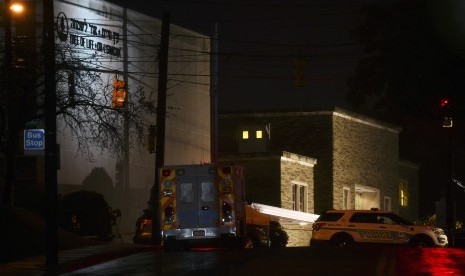  Kendaraan polisi memblokir persimpangan di depan sinagog Tree of Life pada Ahad (28/10), di Pittsburgh, AS, setelah penembakan mematikan sehari sebelumnya.