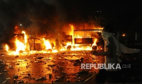 Kendaraan polisi yang dibakar oleh massa saat melakukan aksi di depan istana negara, Jakarta, Jumat (4/11) malam.