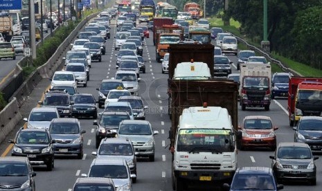  Kendaraan pribadi memadati jalan tol Jakarta-Cikampek km-13, Bekasi, Jawa Barat, Senin (31/3). (Republika/Tahta Aidilla)