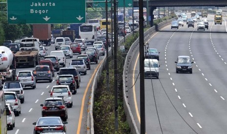 Kendaraan pribadi memadati jalan tol Jakarta-Cikampek km-13, Bekasi, Jawa Barat, Senin (31/3). (Republika/Tahta Aidilla)