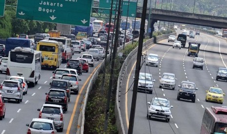 Kendaraan pribadi memadati jalan tol Jakarta-Cikampek km-13, Bekasi, Jawa Barat, Senin (31/3). (Republika/Tahta Aidilla)