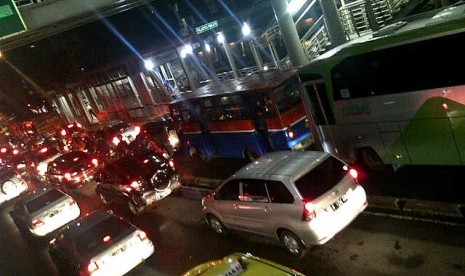 Kendaraan pribadi memasuki jalur Busway karena kemacetan setelah Jakarta diguyur hujan, Rabu (15/1)