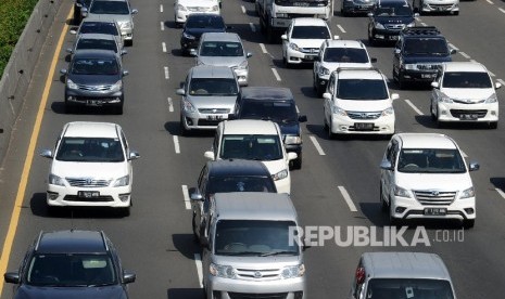  Kendaraan pribadi mendominasi lalu lintas Tol Jakarta-Cikampek Km 13, Bekasi, Jawa Barat, Jumat (25/3). (Republika/Tahta Aidilla)