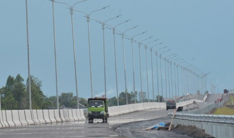 Kendaraan proyek melintas di pembangunan Jalan Tol Sumatera Ruas Palembang-Indralaya (Palindra) Seksi I di kecamatan Pemulutan Kabupaten Ogan Ilir (OI), Sumatera Selatan, Jumat (5/5).