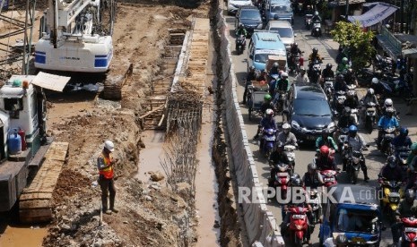 Jalan Matraman Jakarta mengecil karena pembangunan underpass Matraman - Salemba.