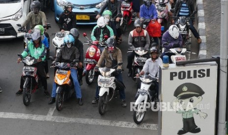 Kendaraan roda dua dan roda empat nampak berhenti di lampu merah perempatan Jl. Senen Raya Jakarta, Senin (3/7).