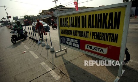 Kendaraan roda dua menerobos pembatas jalan di jalur Pantura, Tegal, Jawa Tengah, Jumat (8/6).