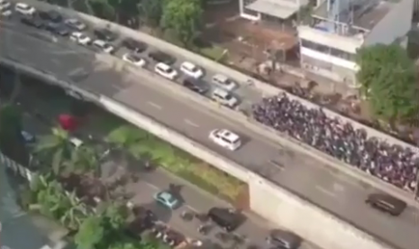 Kendaraan roda dua yang berhenti saat berada di atas JLNT Kasablanka, Jakarta Selatan karena ada razia kendaraan bermotor di depannya.