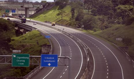 Kendaraan roda embat melintasi Tol Bogor, Ciawi dan Sukabumi (Bocimi). (Ilustrasi)