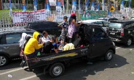 Kendaraan roda empat dan roda dua terjebak macet di jalur keluar pintu tol Jagorawi menuju puncak, Ciawi, Bogor, Jawa Barat.