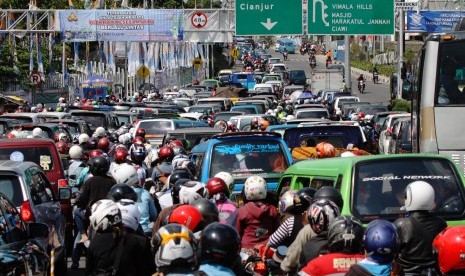 Kendaraan roda empat dan roda dua terjebak macet di jalur keluar pintu tol Jagorawi menuju puncak, Ciawi, Bogor, Jabar,