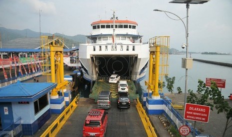  Kendaraan roda empat masuk ke dalam kapal roro untuk menyebrang ke Pulau Sumatera melalui Pelabuhan Merak, Banten,Minggu (27/7). (Republika/Prayogi)