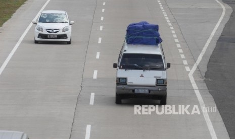 Kendaraan roda empat melintas di jalan Tol Cipali. ilustrasi