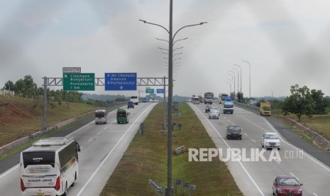 Kendaraan roda empat melintas di Jalan Tol Cikampek - Cipali, Selasa (20/6). 