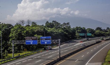 Tol Jagorawi, ilustrasi. Satu unit truk Fuso B 9935 KYX mengalami kecelakaan lalu lintas pada Kamis (2/6/2022) dini hari, di KM 8.800 B Tol Jagorawi.