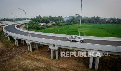 Kendaraan roda empat melintas di Tol Serang-Rangkasbitung di Kabupaten Serang, Banten. Badan Pengatur Jalan Tol (BPJT) Kementerian Pekerjaan Umum dan Perumahan Rakyat (PUPR) memastikan siap mendukung rencana penyekatan di jalan tol yang akan dilakukan selama masa libur Idul Adha 2021. 