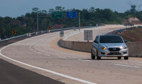 Kendaraan roda empat melintas di Tol Serang-Rangkasbitung di Kabupaten Lebak, Banten, Senin (2/8/2021). Badan Pengatur Jalan Tol (BPJT) mencatat progres tol Serang-Panimbang seksi I sudah mencapai 98 persen dan sedang dilakukan proses uji laik fungsional (ULF).