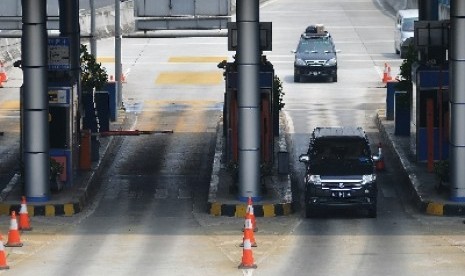 Kendaraan roda empat melintasi Gerbang Tol Cililitan, Jakarta.