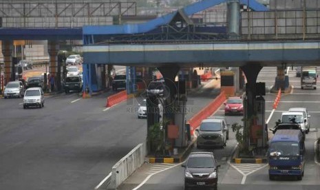 Kendaraan roda empat melintasi Gerbang Tol Cililitan, Jakarta,?Selasa (10/7). (Republika/Prayogi )