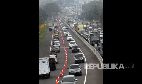 Kendaraan roda empat menggunakan jalur contraflow menuju arah Sukabumi di pintu keluar Tol Jagorawi KM 44, Bogor, Jawa Barat, Sabtu (22/12/2018). 