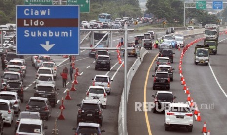 Kendaraan roda empat menggunakan jalur contraflow menuju arah Sukabumi di pintu keluar Tol Jagorawi KM 44, Bogor, Jawa Barat (ilustrasi)