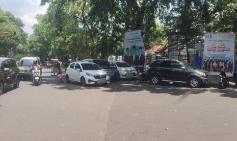 Kendaraan roda empat milik anggota DPRD Kota Bandung terlihat berjejer terparkir di bahu Jalan Sukabumi, Kota Bandung.