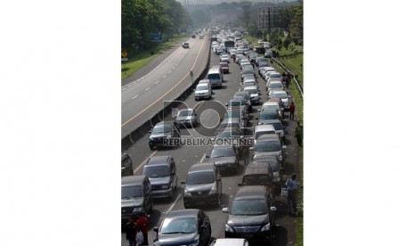  Kendaraan roda empat terjebak macet di jalur keluar pintu tol Jagorawi, Ciawi, Bogor, Sabtu (10/8).  (Republika/ Yasin Habibi)