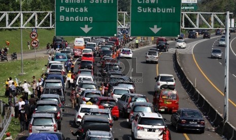 Kendaraan roda empat terjebak macet di jalur keluar pintu tol Jagorawi, Ciawi, Bogor, Jawa Barat. (Ilustrasi)