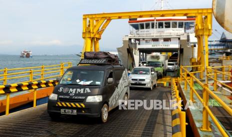 Kendaraan roda empat turun dari kapal di Pelabuhan Ketapang, Banyuwangi, Jawa Timur, Rabu (2/3/2022). Arus penumpang dari Pelabuhan Gilimanuk (Jembrana, Bali) menuju Pelabuhan Ketapang (Banyuwangi, Jawa Timur) terpantau ramai menjelang ditutupnya jalur penyeberangan pada Hari Raya Nyepi Tahun Baru Saka 1944. 