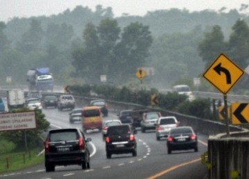 Kendaraan roda melintasi ruas jalan tol Jakarta-Cikampek, Purbaleunyi, Jawa Barat.