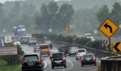 Kendaraan roda melintasi ruas jalan tol Jakarta-Cikampek ,Purbaleunyi, Jawa Barat.