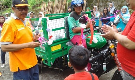 Kendaraan roda tiga bantuan Kementerian Lingkungan Hidup untuk mengangkut sampah.