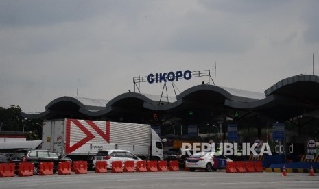 Kendaraan sedang mengantri di Gerbang Tol Cikopo, Cikampek, Ahad (12/6). (Republika/ Tahta Aidilla)