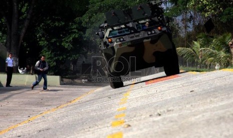  Kendaraan tempur lapis baja APC 6X6 Anoa 2 melakukan uji coba di Unit Produksi 2 PT Pindad, Bandung, Jawa Barat, Selasa (16/10).   (Yasin Habibi)