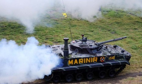 Kendaraan tempur tanK BMP-3F milik Koprs Marinir TNI AL mengangkut prajurit saat akan menyergap musuh dalam latihan gabungan di Pantai Banongan, Asembagus, Situbondo, Jawa Timur, Rabu (4/6).