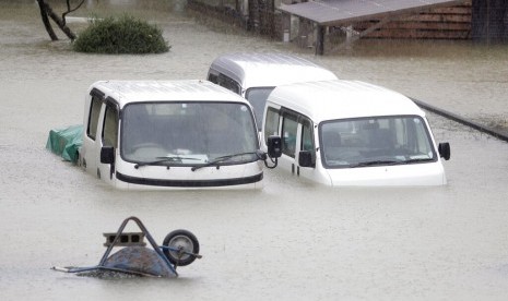 Kendaraan terendam banjir akibat Topan Hagibis di sebuah perumahan di Ise, Jepang, Sabtu (12/10).