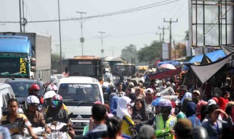 Kendaraan terjebak di depan Pasar Tegal Gubug, Cirebon, Jawa Barat. Empat putar balik kendaraan di Pasar Tegal Gubug Cirebon ditutup cegah kemacetan.