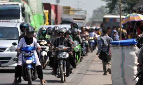 Kendaraan terjebak di depan Pasar Tegal Gubug, Cirebon, Jawa Barat, Selasa (22/7). (Republika/ Wihdan).