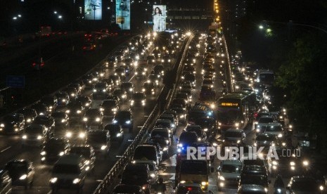 Kendaraan terjebak kemacetan di Jalan Gatot Subroto