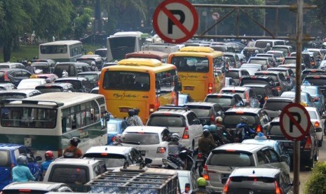 Kendaraan terjebak kemacetan di Jalan Medan Merdeka Timur, Jakarta Pusat, Jumat (2/5).