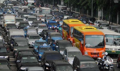 Kendaraan terjebak kemacetan di Jalan Medan Merdeka Timur, Jakarta Pusat, Jumat (2/5).