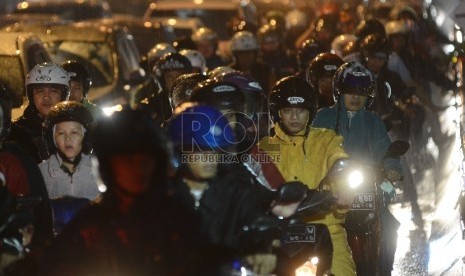 Kendaraan terjebak kemacetan di Jalan Tendean, Jakarta Selatan, Jumat (13/11).   (Republika/Raisan Al Farisi)