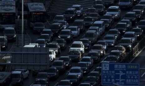 Kendaraan terjebak kemacetan di jalanan di Kota Beijing, beberapa waktu lalu. Penjualan kendaraan di Cina jatuh ke titik terendah pada Januari 2019.