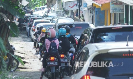 Kendaraan terjebak kemacetan di jalur alternatif Lembang-Bandung, kawasan Punclut, Lembang, Kabupaten Bandung Barat.