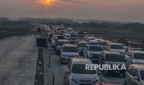 Kendaraan terjebak kemacetan di jalur tol fungsional Batang-Semarang, Batang, Jawa Tengah, Senin (11/6).