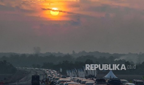 Kendaraan terjebak kemacetan di jalur tol fungsional Batang-Semarang, Batang, Jawa Tengah, Senin (11/6).