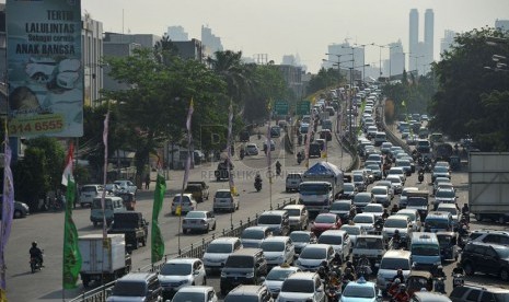 Kendaraan terjebak kemacetan di Jl. KH Abdullah Syafei, Jakarta Timur, Jumat (12/9).(Republika/Edwin Dwi Putranto)