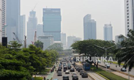 Kendaraan terjebak kemacetan di kawasan Sudirman, Jakarta, Senin (14/8/2023). Pemerintah menilai kondisi polusi udara di Jakarta sudah berada diangka 156 dengan keterangan tidak sehat. Hal tersebut diakibatkan emisi transportasi, aktivitas industri di Jabodetabek serta ondisi kemarau panjang sejak tiga bulan terakhir. Presiden Joko Widodo merespon kondisi tersebut dengan menginstruksikan kepada sejumlah menteri dan Gubernur untuk segera menangani kondisi polusi udara dengan memberlakukan kebijakan WFH untuk mengatasi emisi transportasi, mengurangi kendaraan berbasi fosil dan beralih menggunakan transportasi massal, memperbanyak ruang terbuka hijau, serta melakukan rekayasa cuaca.