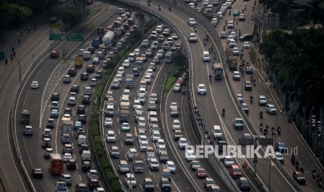 Kendaraan terjebak kemacetan di ruas Tol Dalam Kota, Jalan Gatot Subroto, Jakarta, Selasa (16/5).